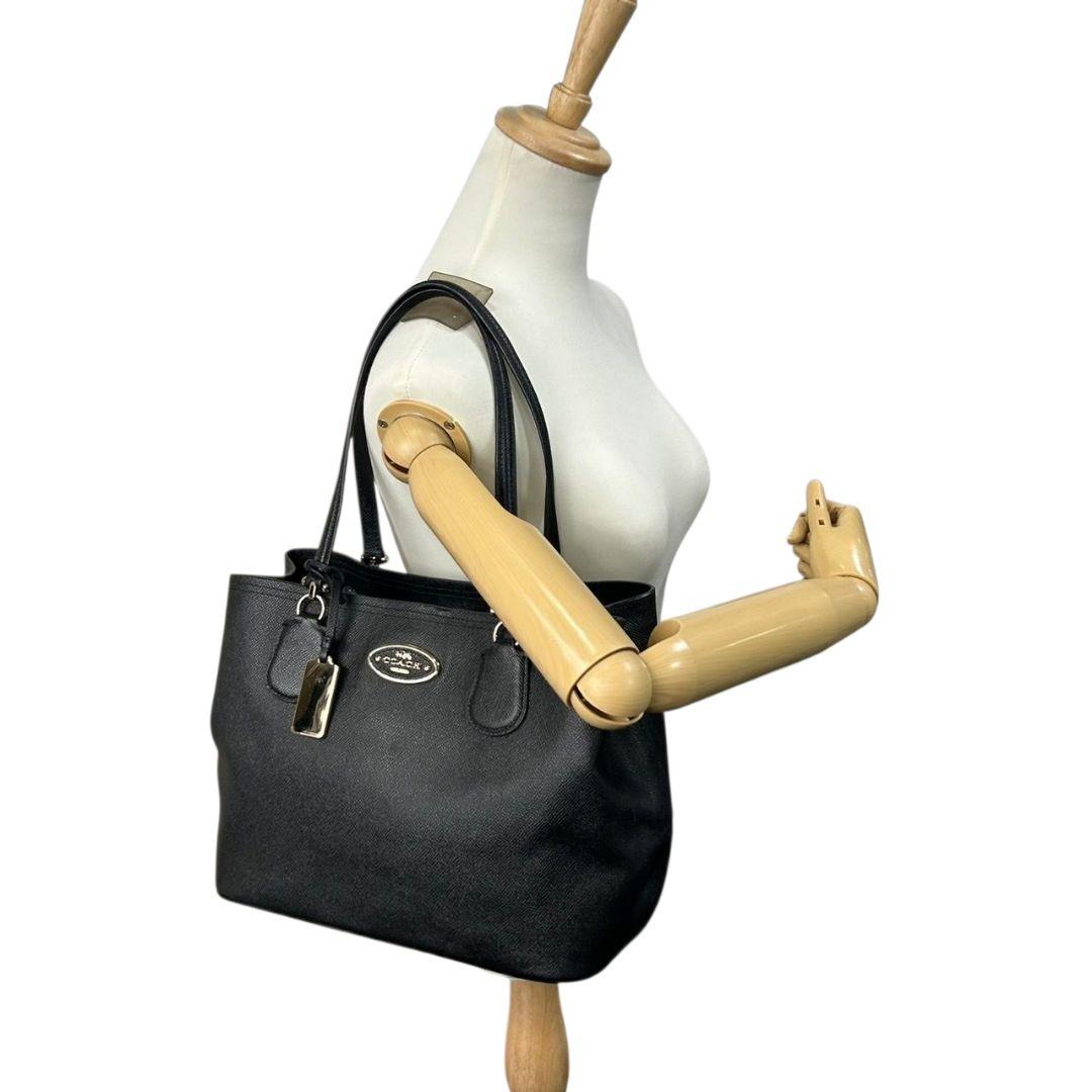 コーチ COACH トートバッグ 黒 ブラック ロゴプレート ワンショルダー A4収納 自立可 ハンドバッグ レザー 本革 ゴールド金具 ロゴタグ オシャレ レディース