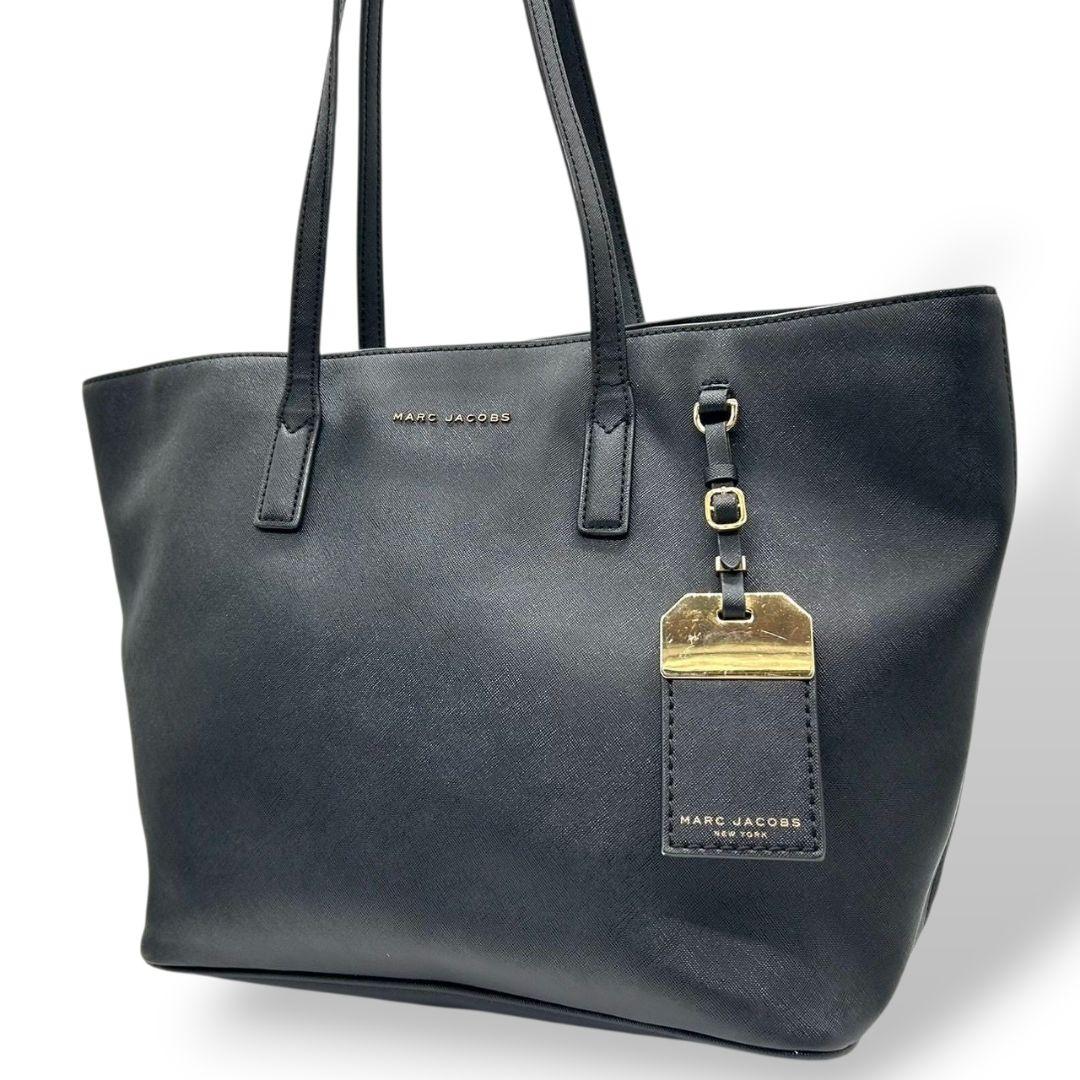 マークジェイコブス トートバッグ 黒 ブラック ワンショルダー A4収納可 PVC 自立可 肩掛け可 ハンドバッグ ゴールド金具 ロゴプレート ロゴタグ MARC JACOBS 通勤 通学