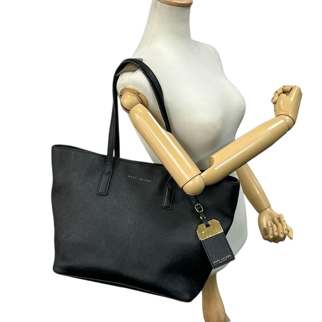 マークジェイコブス トートバッグ 黒 ブラック ワンショルダー A4収納可 PVC 自立可 肩掛け可 ハンドバッグ ゴールド金具 ロゴプレート ロゴタグ MARC JACOBS 通勤 通学