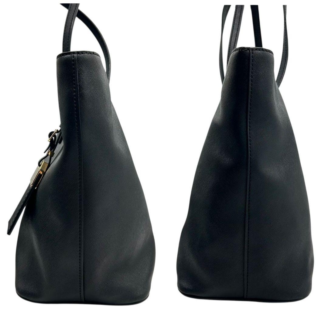 マークジェイコブス トートバッグ 黒 ブラック ワンショルダー A4収納可 PVC 自立可 肩掛け可 ハンドバッグ ゴールド金具 ロゴプレート ロゴタグ MARC JACOBS 通勤 通学