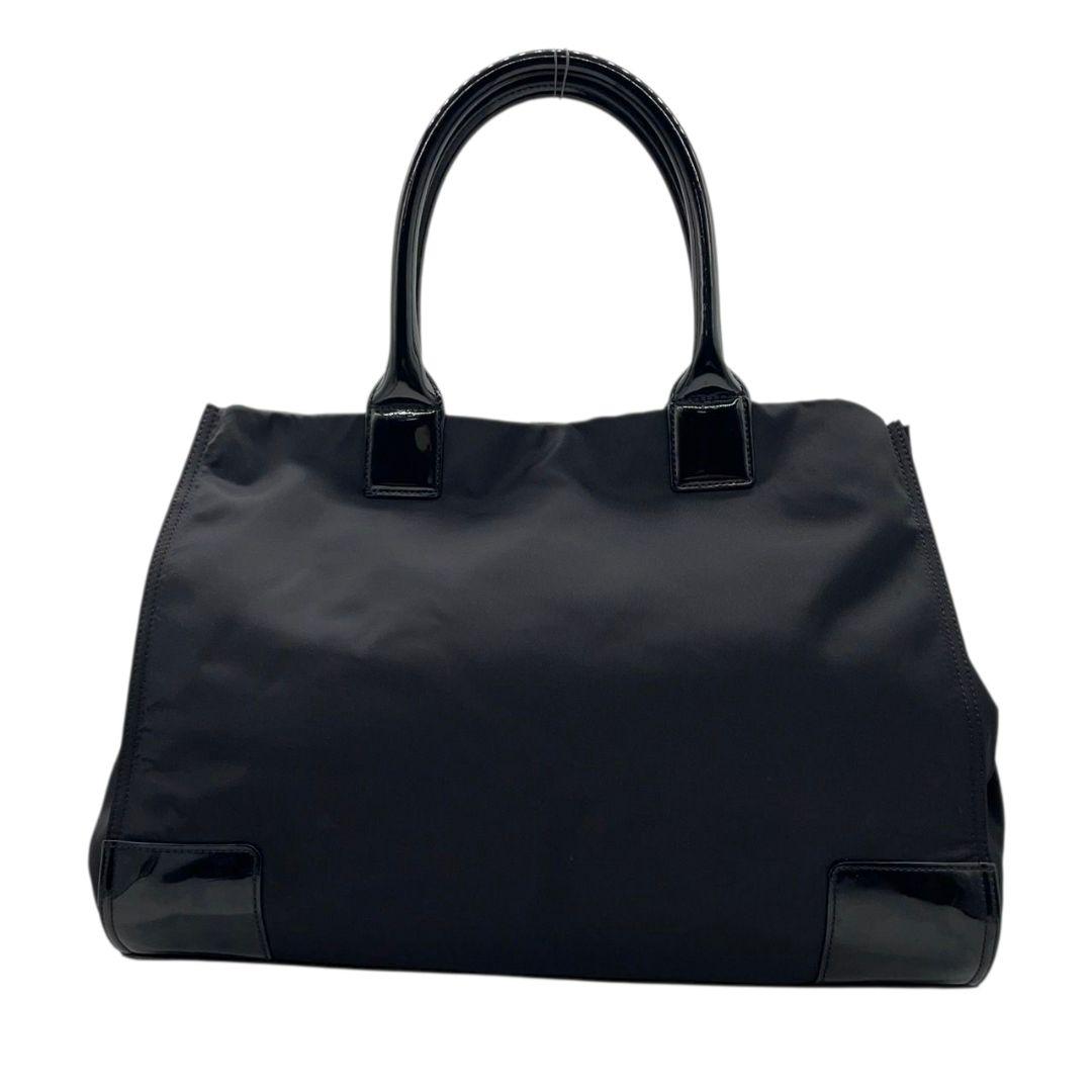 美品 トリーバーチ トートバッグ 黒 デカロゴ A4収納 ナイロン エナメル u13 ハンドバッグ ワンショルダー TORY BURCH 肩掛け可 ゴールド金具 ブラック 上品