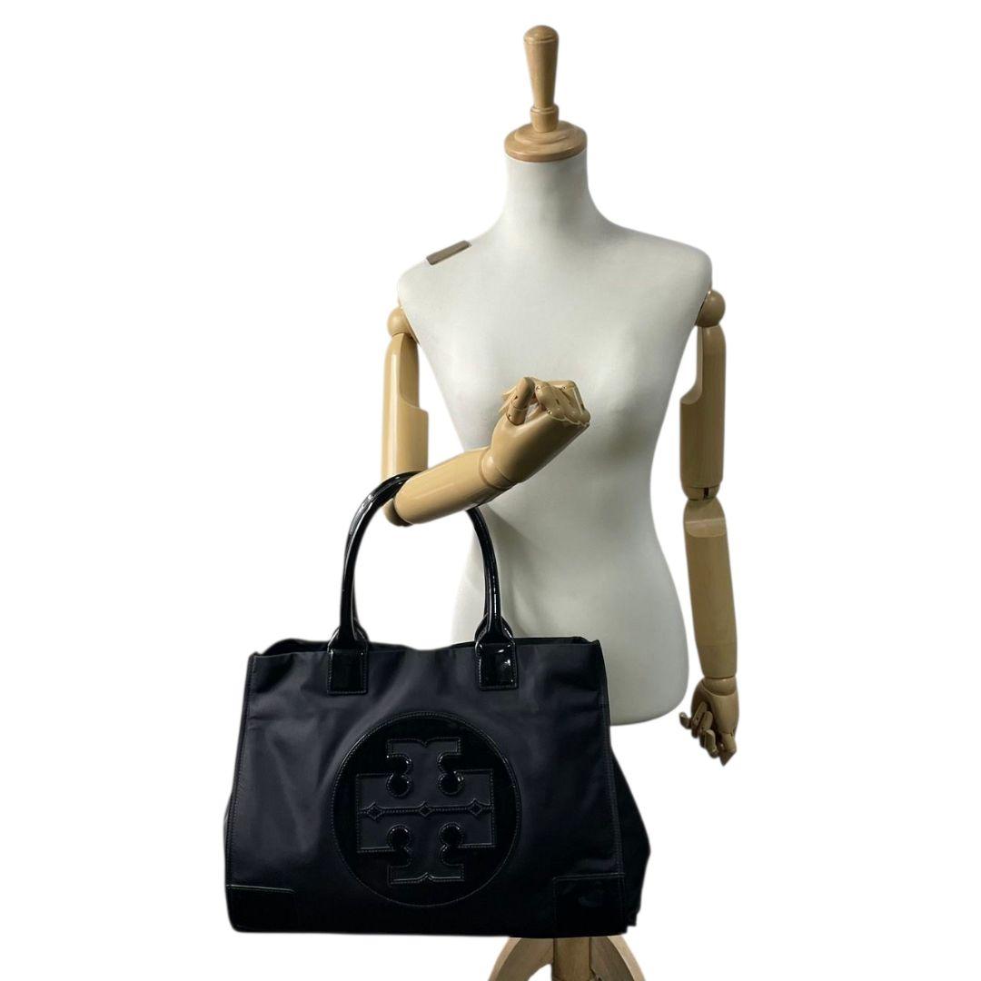 美品 トリーバーチ トートバッグ 黒 デカロゴ A4収納 ナイロン エナメル u13 ハンドバッグ ワンショルダー TORY BURCH 肩掛け可 ゴールド金具 ブラック 上品