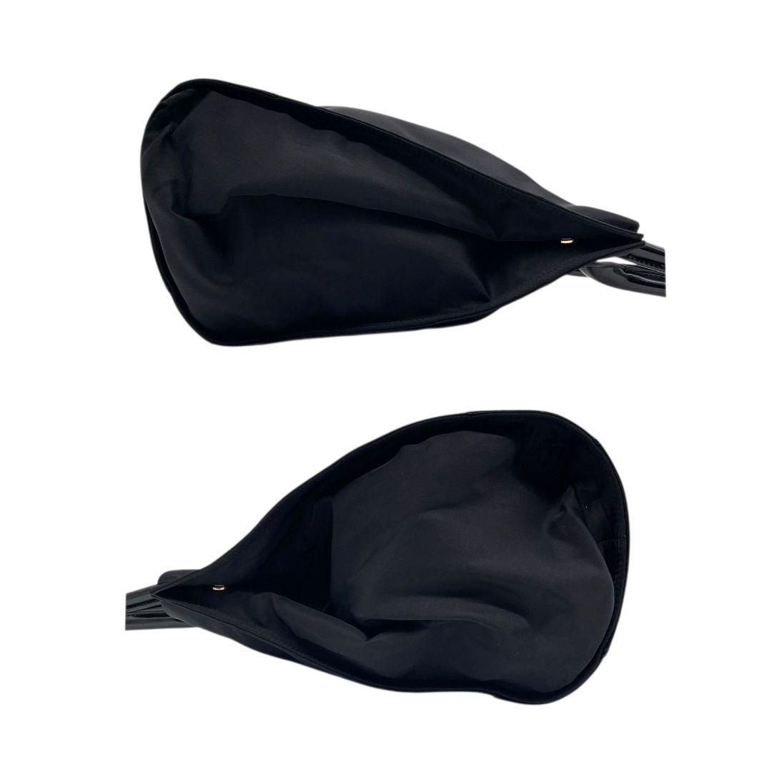 美品 トリーバーチ トートバッグ 黒 デカロゴ A4収納 ナイロン エナメル u13 ハンドバッグ ワンショルダー TORY BURCH 肩掛け可 ゴールド金具 ブラック 上品