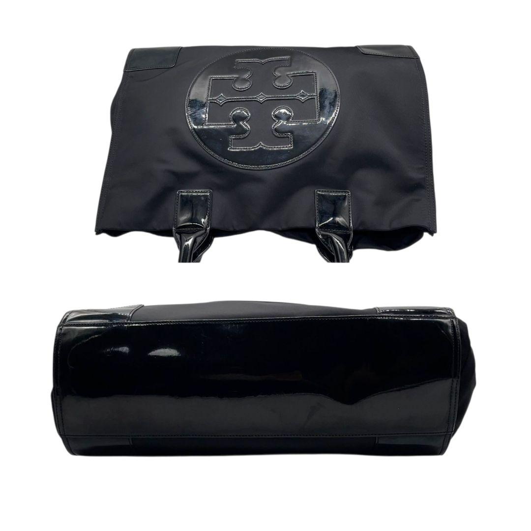 美品 トリーバーチ トートバッグ 黒 デカロゴ A4収納 ナイロン エナメル u13 ハンドバッグ ワンショルダー TORY BURCH 肩掛け可 ゴールド金具 ブラック 上品