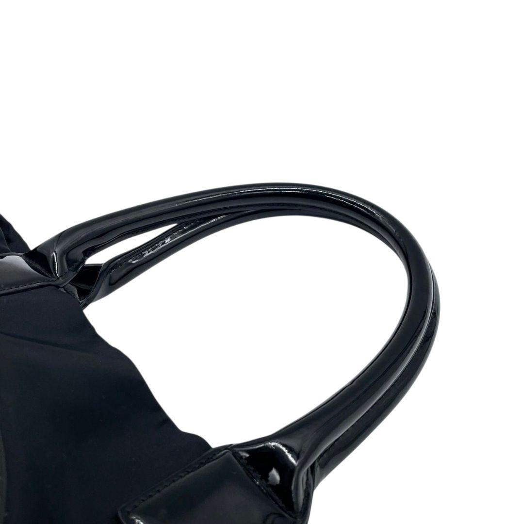 美品 トリーバーチ トートバッグ 黒 デカロゴ A4収納 ナイロン エナメル u13 ハンドバッグ ワンショルダー TORY BURCH 肩掛け可 ゴールド金具 ブラック 上品