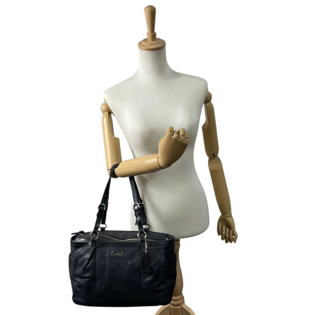 コーチ トートバッグ 黒 ワンショルダー レザー チャーム付き s79 ハンドバッグ 本革 肩掛け可 肩かけ可 ブラック シルバー金具 ロゴプレート ロゴタグ COACH F17721