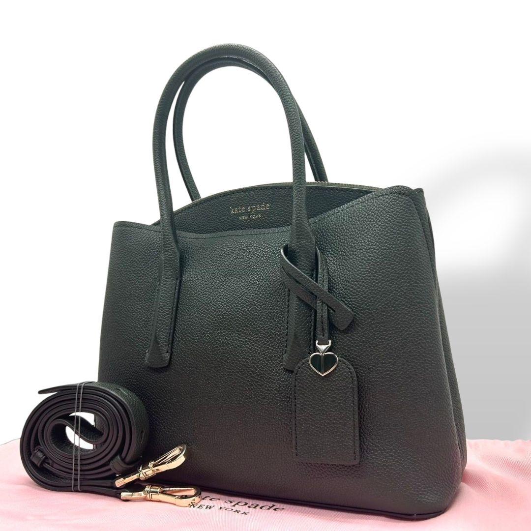 ケイトスペード kate spade ハンドバッグ トートバッグ グリーン 緑 カーキ ロゴ チャーム付き レザー 本革 ショルダーバッグ 斜め掛け可 自立可 ゴールド金具 ロゴタグ H