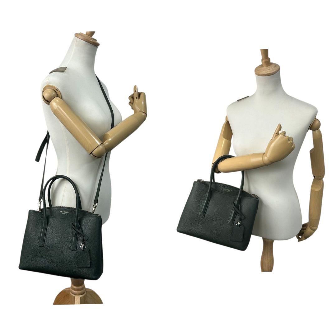 ケイトスペード kate spade ハンドバッグ トートバッグ グリーン 緑 カーキ ロゴ チャーム付き レザー 本革 ショルダーバッグ 斜め掛け可 自立可 ゴールド金具 ロゴタグ H