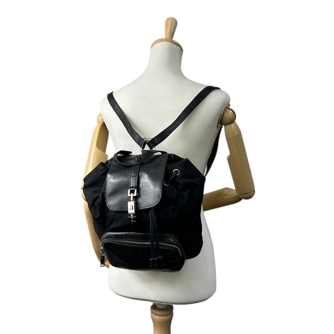 GUCCI グッチ バックパック リュック 黒 ブラック ナイロン レザー 本革 フラップ ロック金具 シルバー金具 ロゴプレート 自立可 メンズ レディース