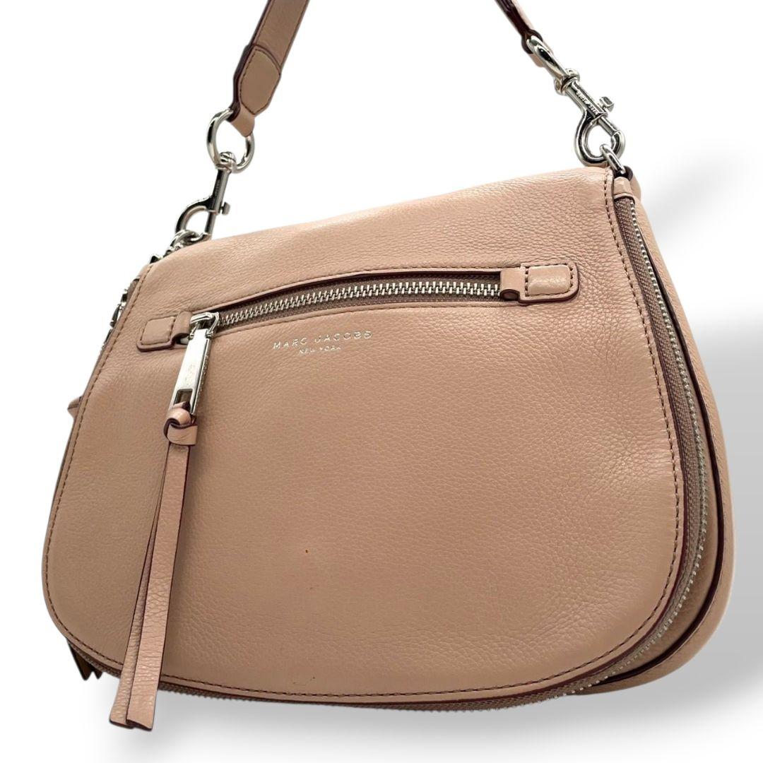 MARC JACOBS マークジェイコブス ショルダーバッグ ピンク ホーボー レザー 本革 斜め掛け可 シルバー金具 u6 エレガント 高級感 女性らしい