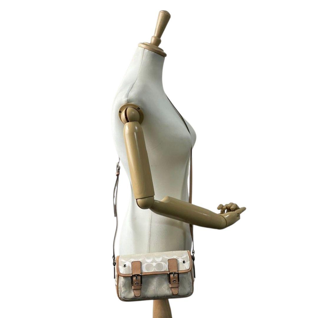 コーチ ショルダーバッグ アイボリー シグネチャー フラップ キャンバス T2 斜め掛け可 レザー 本革 ロゴタグ シルバー金具 6844 ホワイト COACH