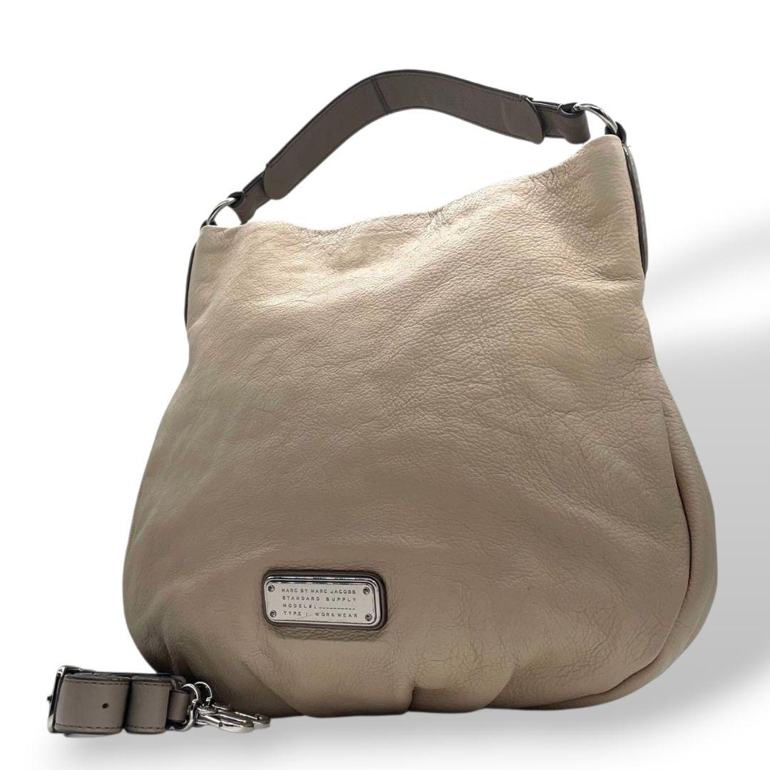 マークバイマークジェイコブス ショルダーバッグ アイボリー ホーボー 2way 斜め掛け可 ハンドバッグ トートバッグ レザー 本革 ロゴプレート シルバー金具 おしゃれ 通勤 通学