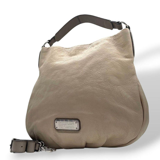 マークバイマークジェイコブス ショルダーバッグ アイボリー ホーボー 2way 斜め掛け可 ハンドバッグ トートバッグ レザー 本革 ロゴプレート シルバー金具 おしゃれ 通勤 通学