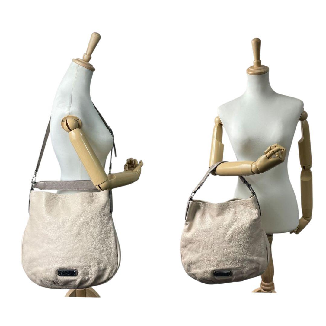 マークバイマークジェイコブス ショルダーバッグ アイボリー ホーボー 2way 斜め掛け可 ハンドバッグ トートバッグ レザー 本革 ロゴプレート シルバー金具 おしゃれ 通勤 通学