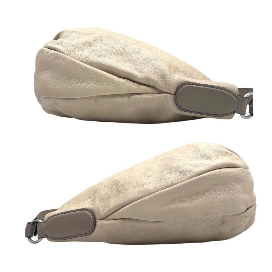 マークバイマークジェイコブス ショルダーバッグ アイボリー ホーボー 2way 斜め掛け可 ハンドバッグ トートバッグ レザー 本革 ロゴプレート シルバー金具 おしゃれ 通勤 通学