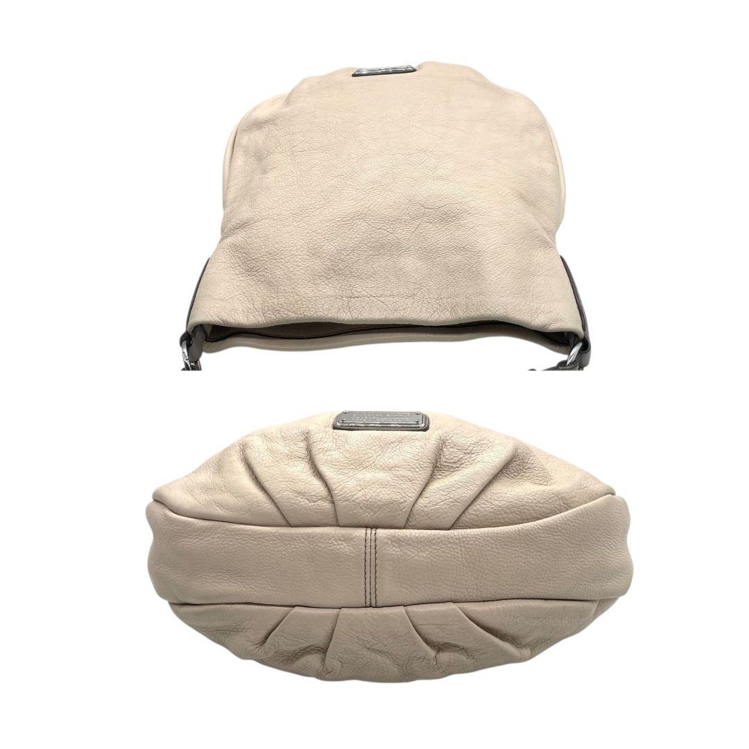 マークバイマークジェイコブス ショルダーバッグ アイボリー ホーボー 2way 斜め掛け可 ハンドバッグ トートバッグ レザー 本革 ロゴプレート シルバー金具 おしゃれ 通勤 通学