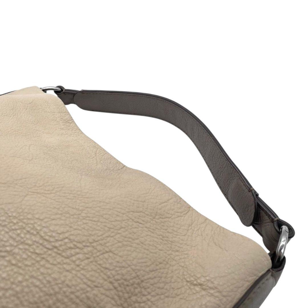 マークバイマークジェイコブス ショルダーバッグ アイボリー ホーボー 2way 斜め掛け可 ハンドバッグ トートバッグ レザー 本革 ロゴプレート シルバー金具 おしゃれ 通勤 通学