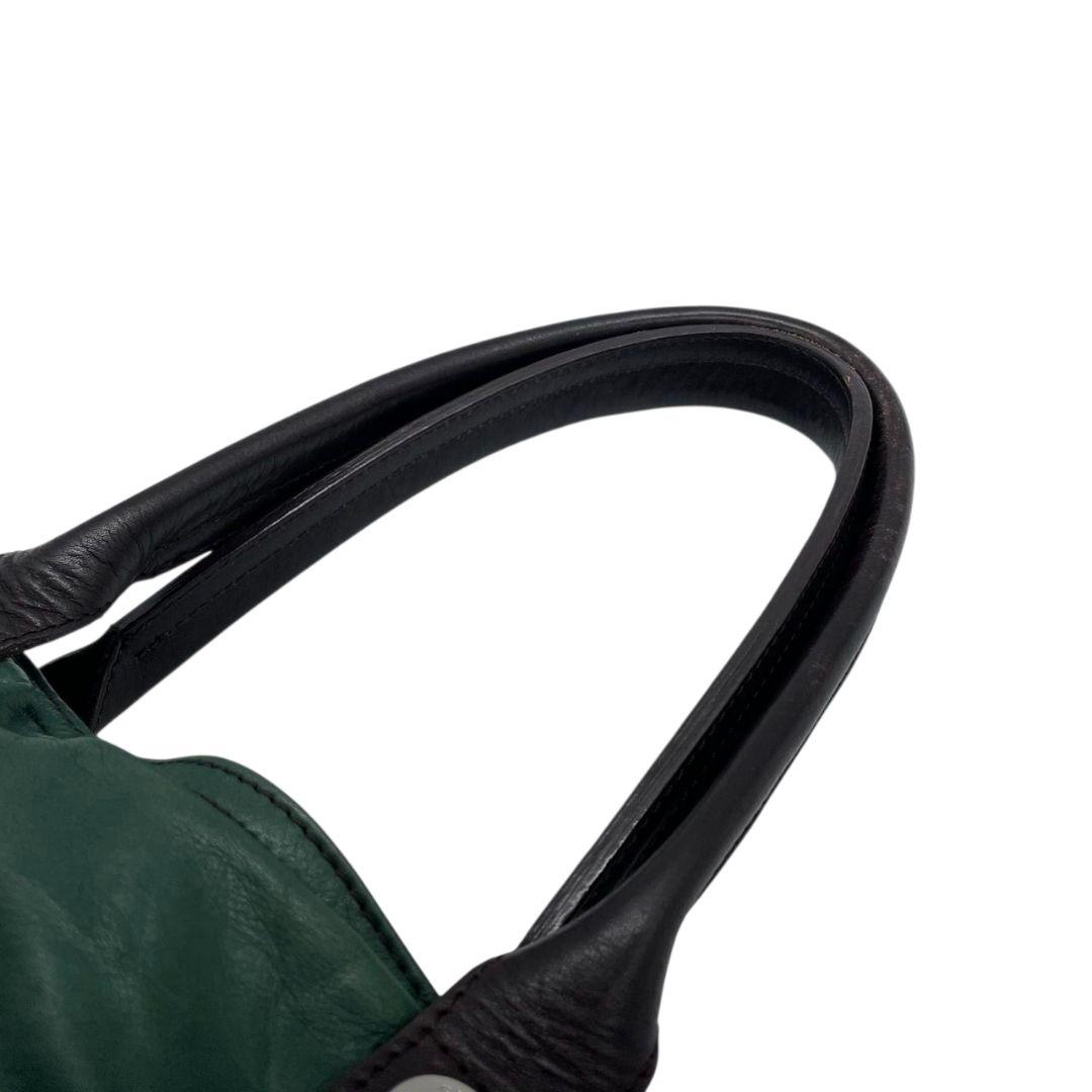 シーバイクロエ トートバッグ 緑 A4収納 ワンショルダー レザー s3 ハンドバッグ 肩掛け可 肩かけ可 本革 グリーン シルバー金具 ロゴプレート チャーム付き SeeByChloe