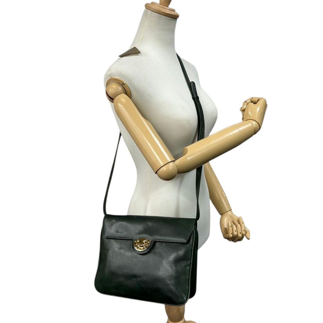 GIVENCHY ジバンシィ ショルダーバッグ グリーン 緑 フラップ ロゴ 自立可 PVC 斜め掛け可 ゴールド金具 ロゴプレート E5 上品 コンパクト バッグ