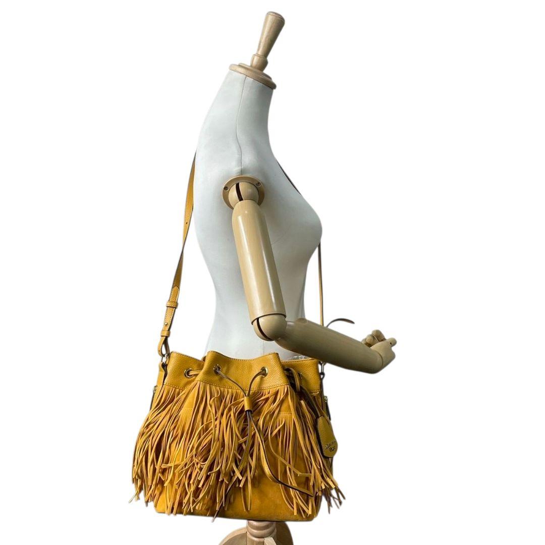 サマンサベガ ショルダーバッグ 黄 イエロー フリンジ 巾着 斜め掛け可 スウェード レザー 本革 ゴールド金具 チャーム付き ロゴ s16 Samantha Vega