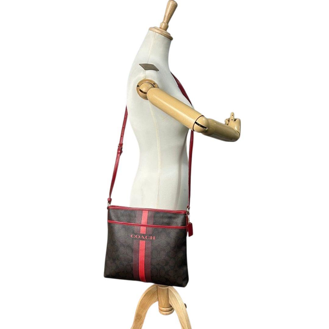 コーチ　ショルダーバッグ　茶　シグネチャー　ストライプ　PVC　レザー　s30　斜め掛け可　ゴールド金具　チャーム付き　ロゴ　ブラウン　レッド　赤　F38402　COACH