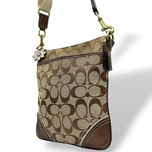 美品　コーチ　ショルダーバッグ　茶　シグネチャー　斜め掛け可　キャンバス　s63　ブラウン　チャーム付き　ロゴタグ　ゴールド金具　COACH