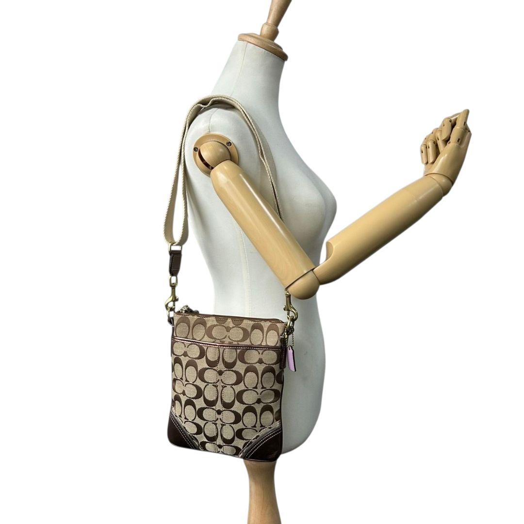 美品　コーチ　ショルダーバッグ　茶　シグネチャー　斜め掛け可　キャンバス　s63　ブラウン　チャーム付き　ロゴタグ　ゴールド金具　COACH