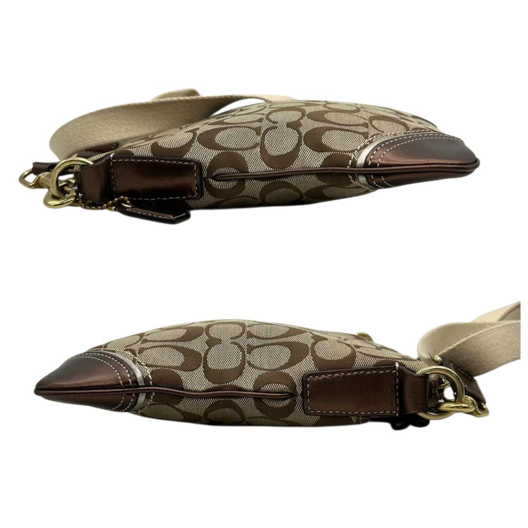 美品　コーチ　ショルダーバッグ　茶　シグネチャー　斜め掛け可　キャンバス　s63　ブラウン　チャーム付き　ロゴタグ　ゴールド金具　COACH