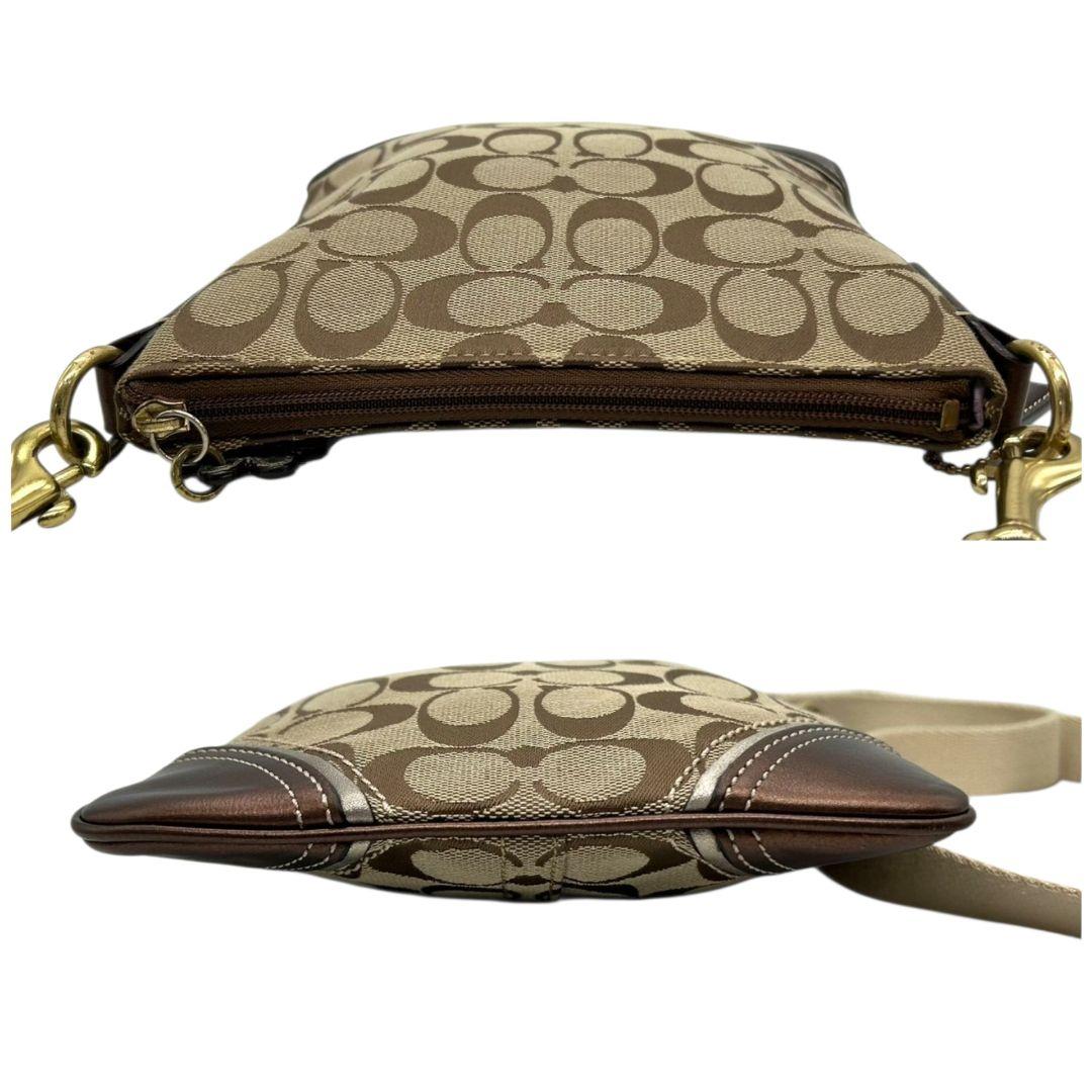 美品　コーチ　ショルダーバッグ　茶　シグネチャー　斜め掛け可　キャンバス　s63　ブラウン　チャーム付き　ロゴタグ　ゴールド金具　COACH