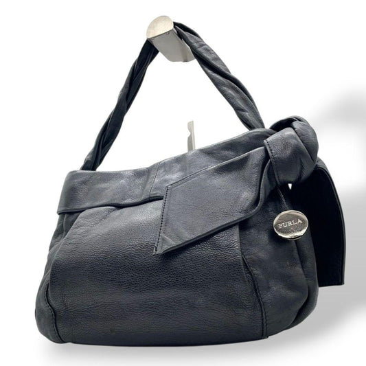 フルラ ハンドバッグ 黒 リボン ワンショルダー ホーボー FURLA s95 トートバッグ レザー 本革 肩掛け可 肩かけ可 シルバー金具 ロゴプレート チャーム付き ブラック