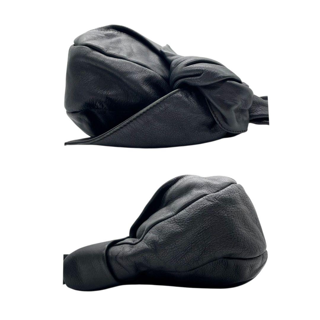 フルラ ハンドバッグ 黒 リボン ワンショルダー ホーボー FURLA s95 トートバッグ レザー 本革 肩掛け可 肩かけ可 シルバー金具 ロゴプレート チャーム付き ブラック