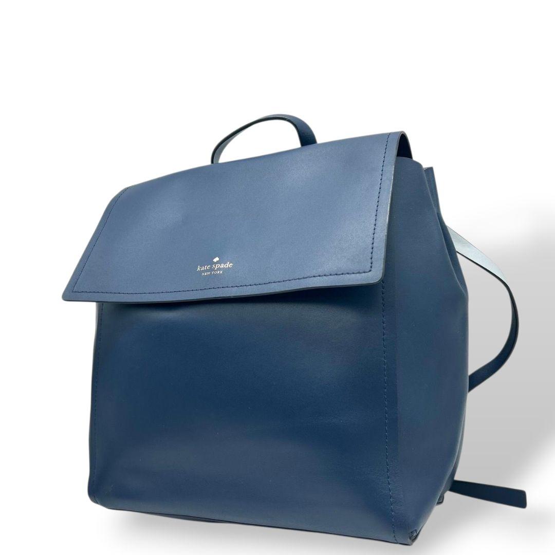 美品　ケイトスペード　リュックサック　紺　A4収納　フラップ　レザー　本革　ネイビー　ブルー　バックパック　ロゴプレート　シルバー金具　kate spade　上品デザイン
