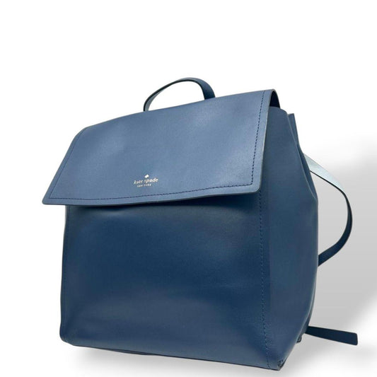 美品　ケイトスペード　リュックサック　紺　A4収納　フラップ　レザー　本革　ネイビー　ブルー　バックパック　ロゴプレート　シルバー金具　kate spade　上品デザイン