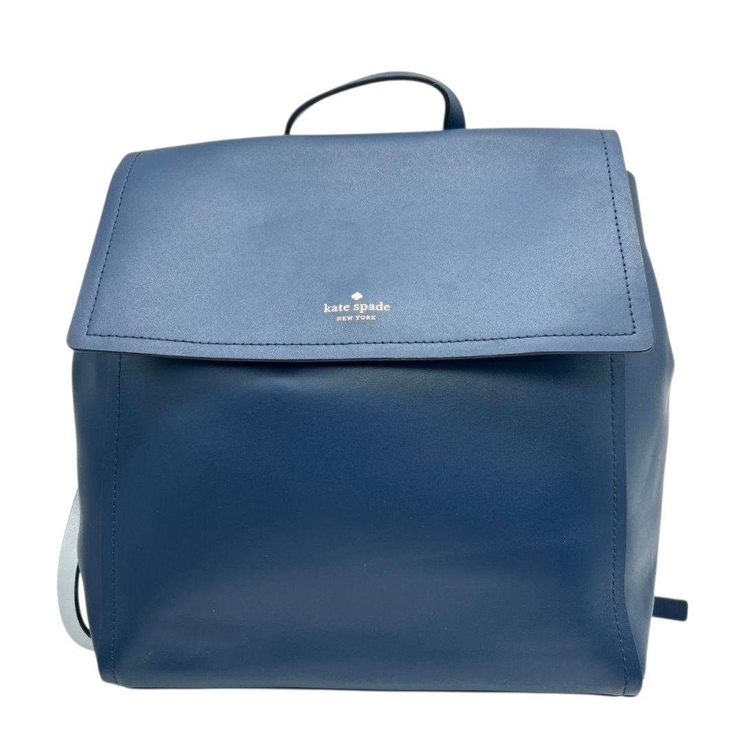 美品　ケイトスペード　リュックサック　紺　A4収納　フラップ　レザー　本革　ネイビー　ブルー　バックパック　ロゴプレート　シルバー金具　kate spade　上品デザイン