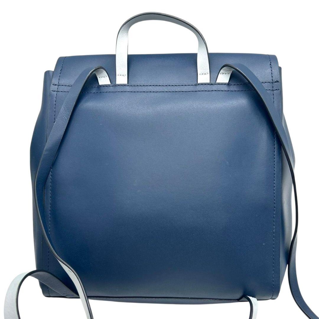 美品　ケイトスペード　リュックサック　紺　A4収納　フラップ　レザー　本革　ネイビー　ブルー　バックパック　ロゴプレート　シルバー金具　kate spade　上品デザイン