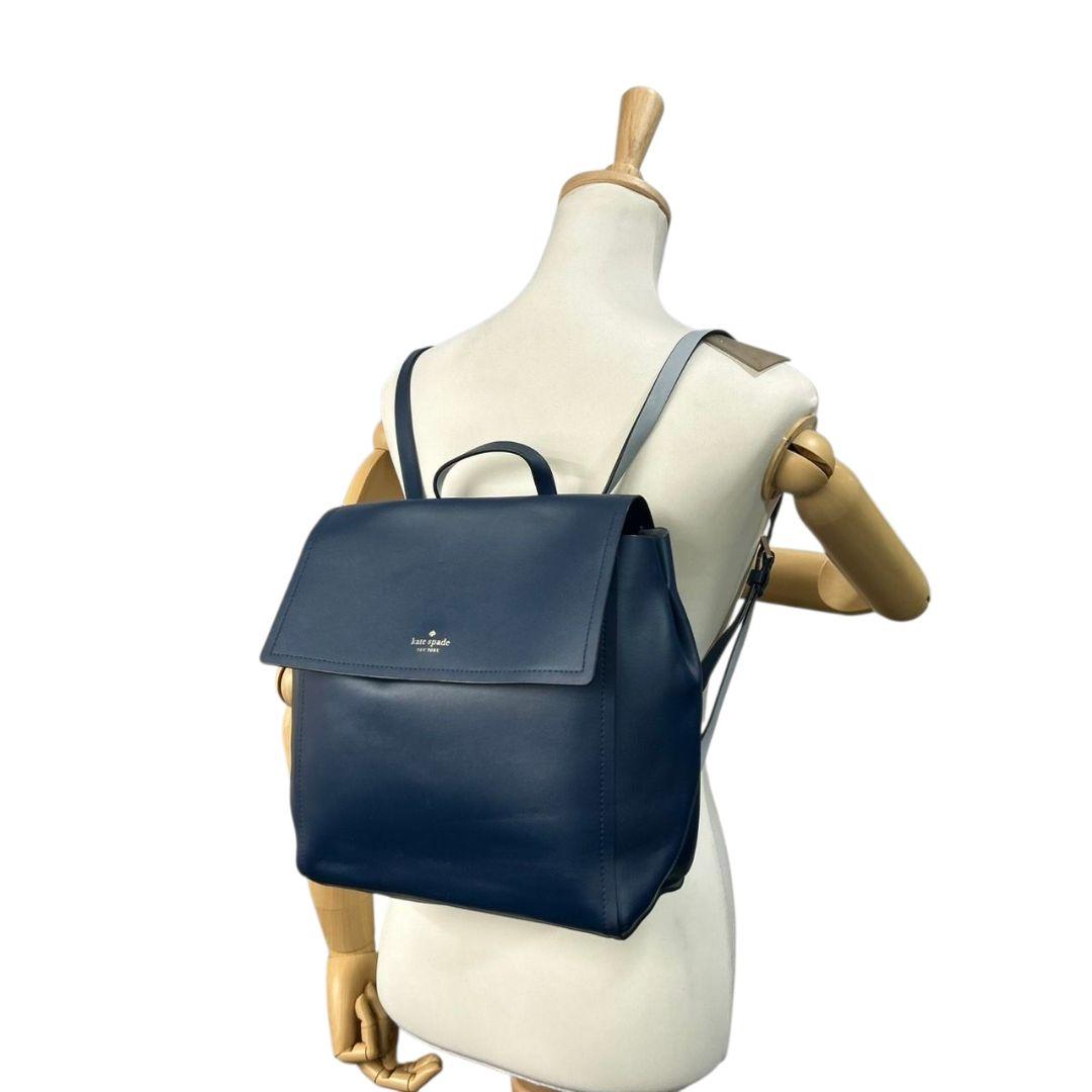 美品　ケイトスペード　リュックサック　紺　A4収納　フラップ　レザー　本革　ネイビー　ブルー　バックパック　ロゴプレート　シルバー金具　kate spade　上品デザイン