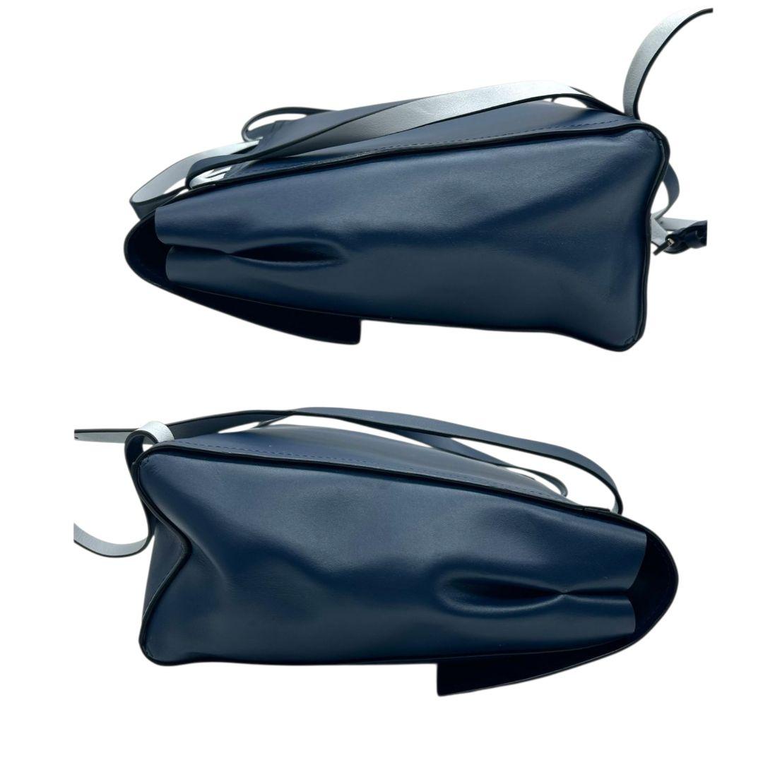 美品　ケイトスペード　リュックサック　紺　A4収納　フラップ　レザー　本革　ネイビー　ブルー　バックパック　ロゴプレート　シルバー金具　kate spade　上品デザイン