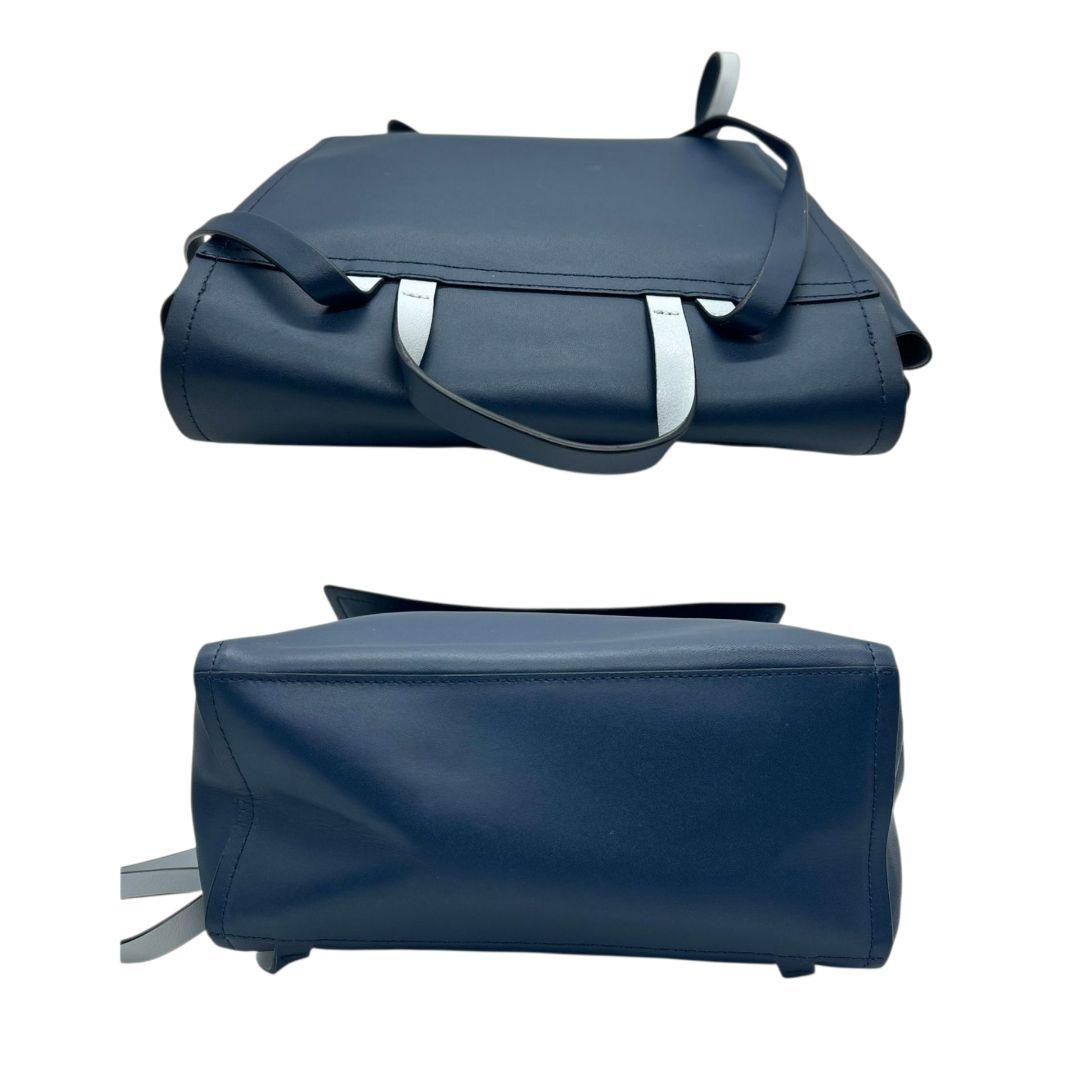 美品　ケイトスペード　リュックサック　紺　A4収納　フラップ　レザー　本革　ネイビー　ブルー　バックパック　ロゴプレート　シルバー金具　kate spade　上品デザイン