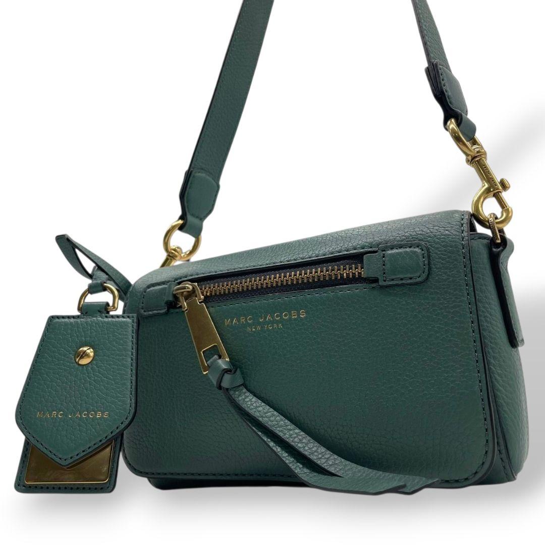 MARC JACOBS マークジェイコブス ショルダーバッグ グリーン 緑 レザー 本革 斜め掛け可 タッセル チャーム ゴールド金具 T4 コンパクト 高級感 レディース