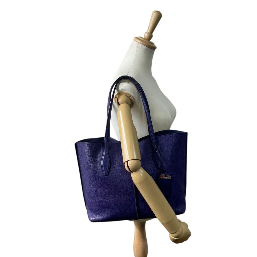 トッズ TOD'S トートバッグ パープル レザー シボ革 本革 ハンドバッグ ワンショルダー A4収納 肩掛け可 ロゴチャーム 上品 おしゃれ ヴィンテージ u2