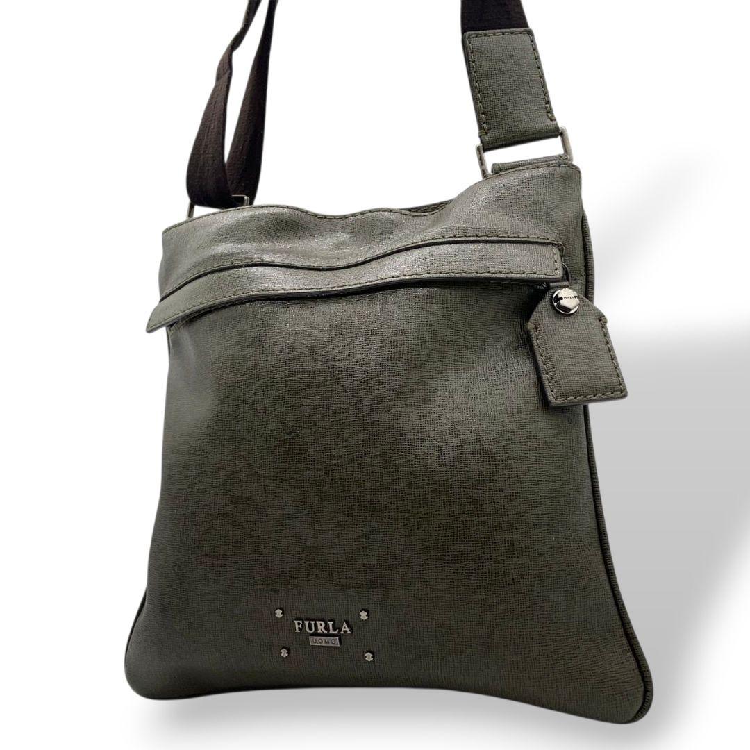 フルラ ショルダーバッグ 緑 グリーン ウォモ レザー 本革 斜め掛け可 ロゴプレート シルバー金具 ロゴタグ s77 FURLA UOMO メンズ オシャレ 鑑定済 本物保証