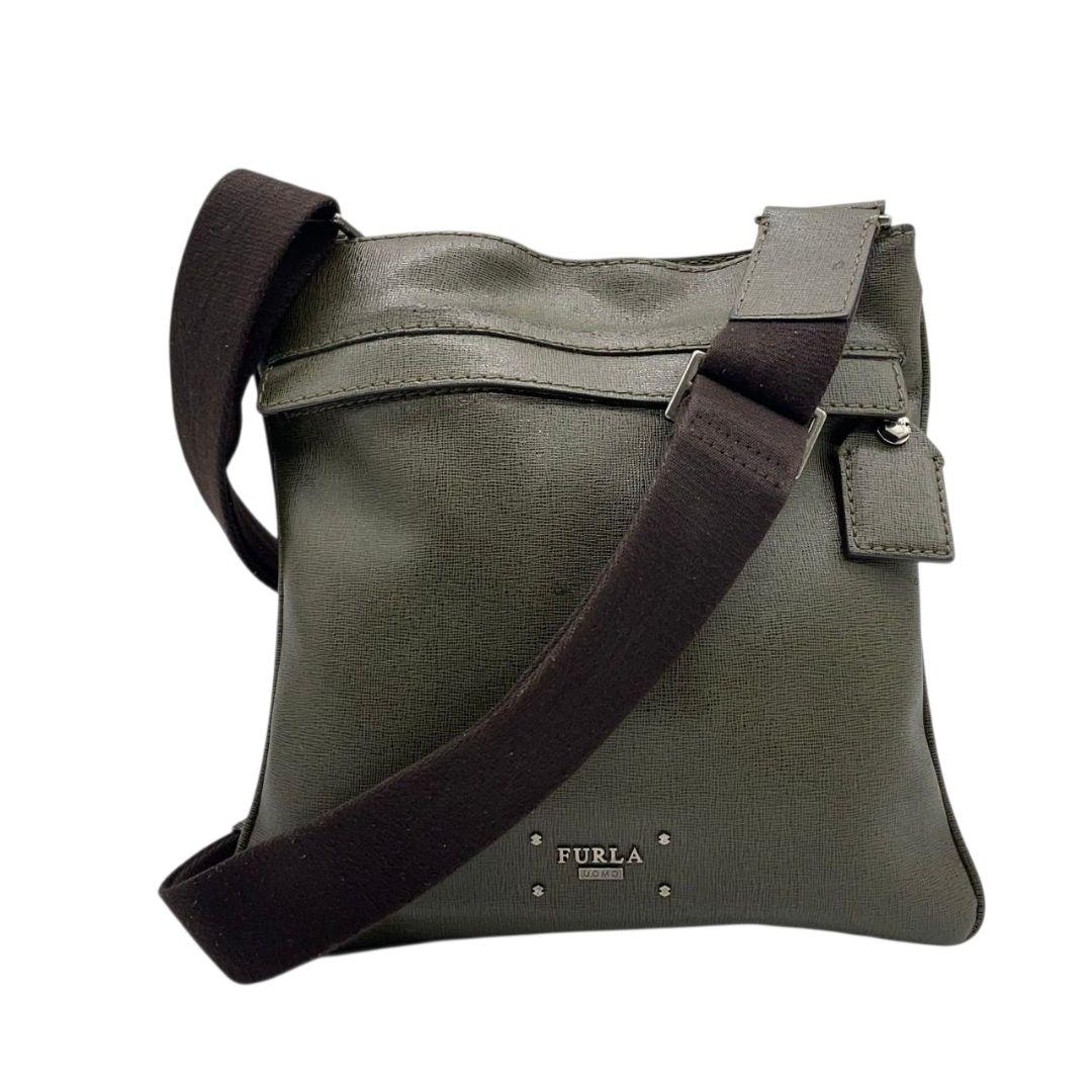 フルラ ショルダーバッグ 緑 グリーン ウォモ レザー 本革 斜め掛け可 ロゴプレート シルバー金具 ロゴタグ s77 FURLA UOMO メンズ オシャレ 鑑定済 本物保証