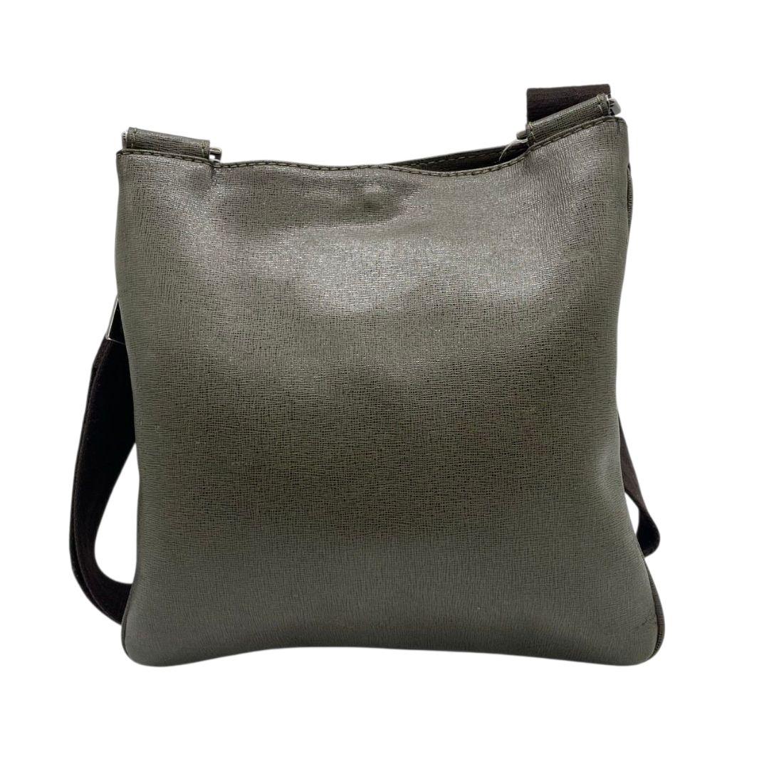 フルラ ショルダーバッグ 緑 グリーン ウォモ レザー 本革 斜め掛け可 ロゴプレート シルバー金具 ロゴタグ s77 FURLA UOMO メンズ オシャレ 鑑定済 本物保証