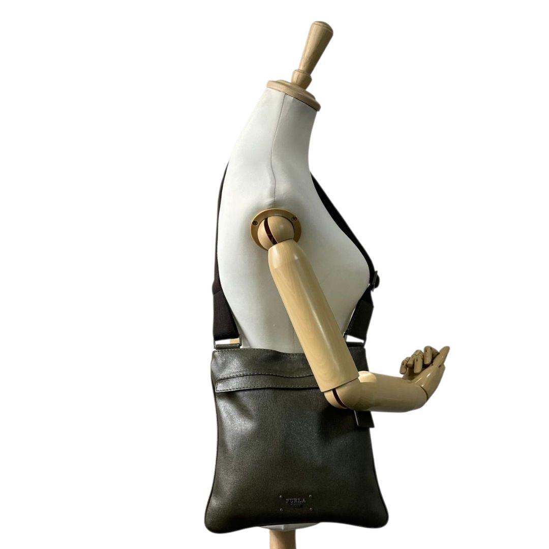 フルラ ショルダーバッグ 緑 グリーン ウォモ レザー 本革 斜め掛け可 ロゴプレート シルバー金具 ロゴタグ s77 FURLA UOMO メンズ オシャレ 鑑定済 本物保証