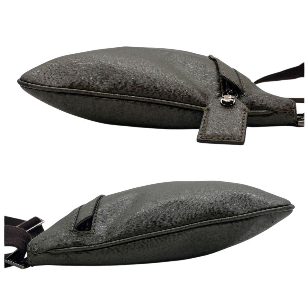 フルラ ショルダーバッグ 緑 グリーン ウォモ レザー 本革 斜め掛け可 ロゴプレート シルバー金具 ロゴタグ s77 FURLA UOMO メンズ オシャレ 鑑定済 本物保証