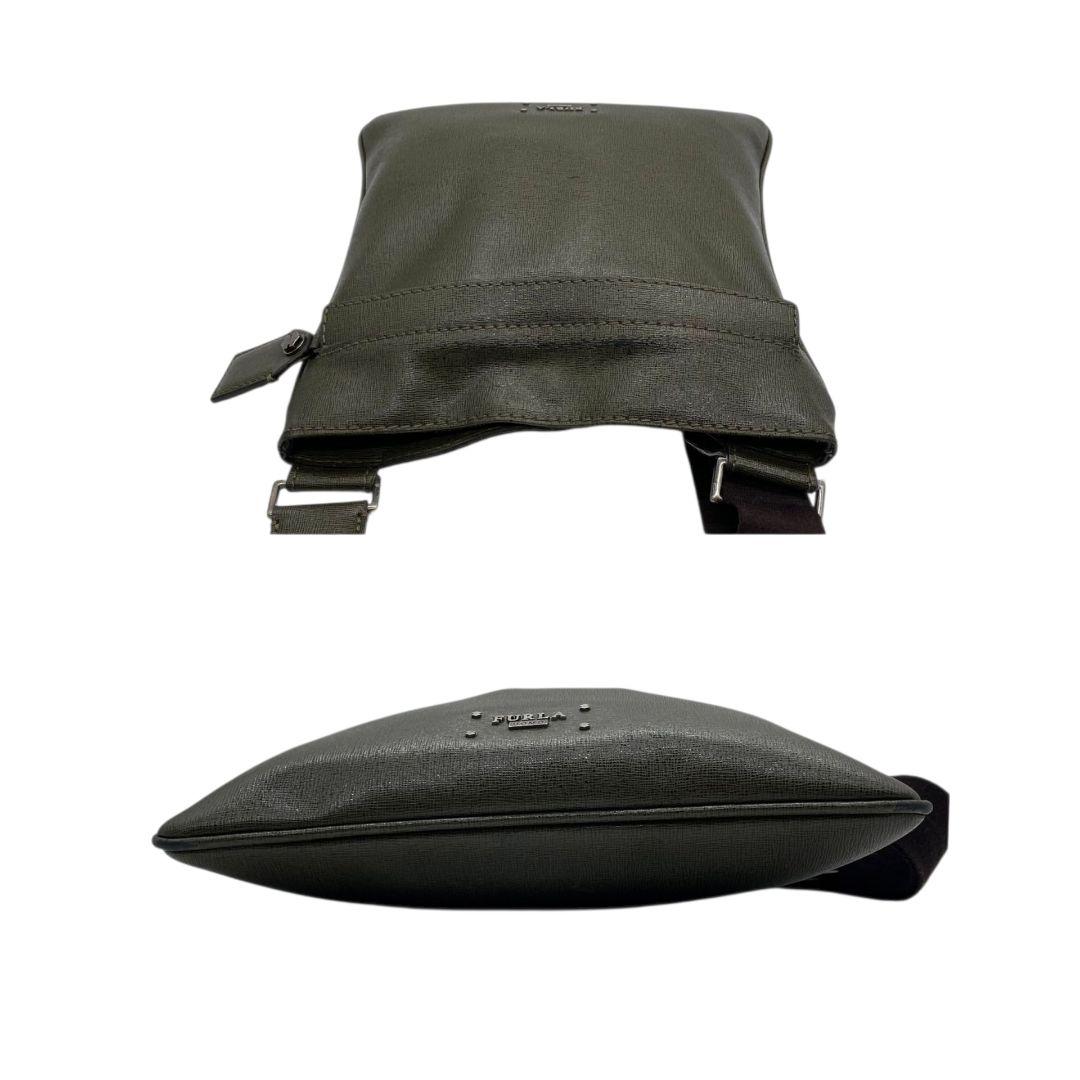 フルラ ショルダーバッグ 緑 グリーン ウォモ レザー 本革 斜め掛け可 ロゴプレート シルバー金具 ロゴタグ s77 FURLA UOMO メンズ オシャレ 鑑定済 本物保証