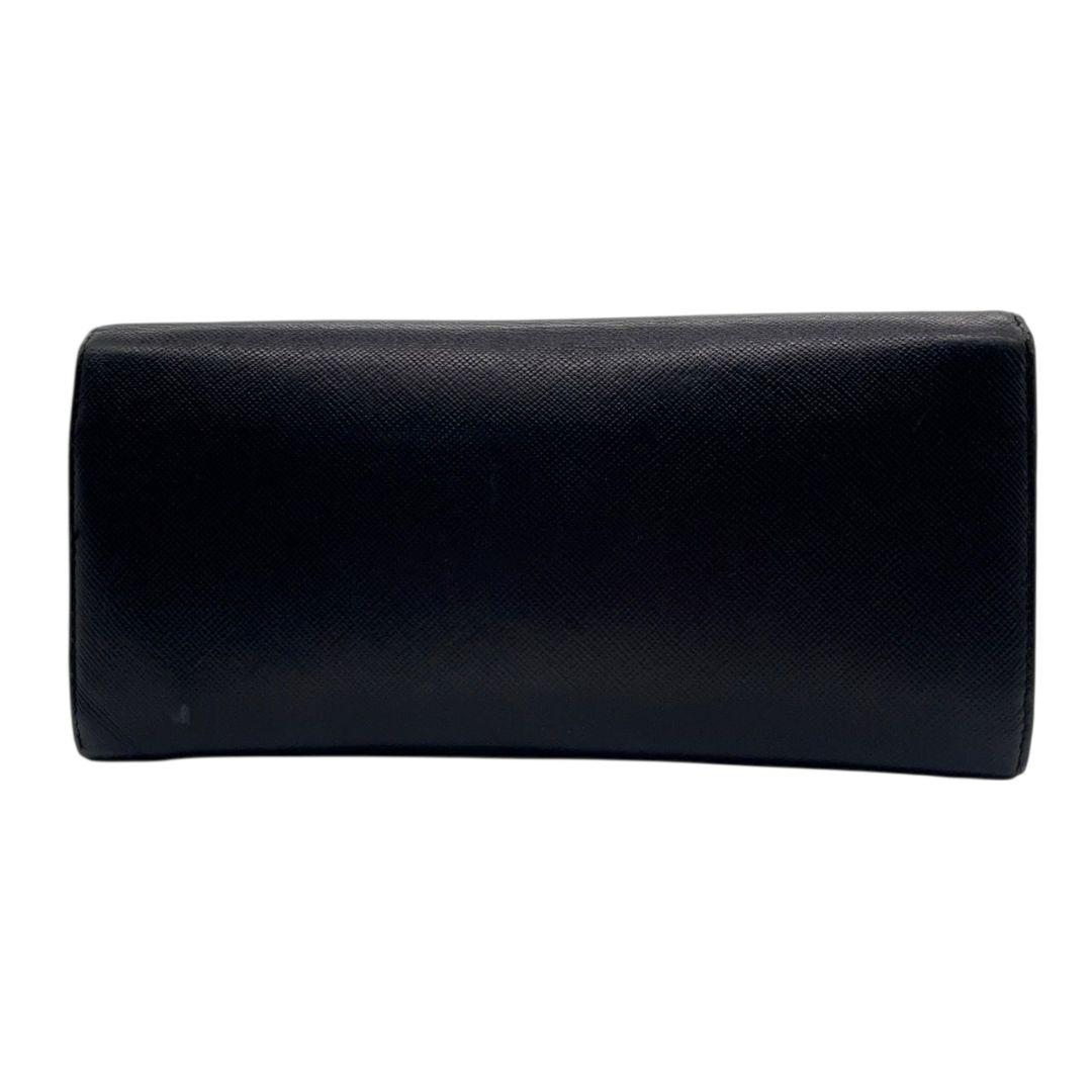 プラダ 長財布 黒 ブラック サフィアーノ レザー 本革 フラップ 三角ロゴプレート シルバー金具 ロゴ 高級感 シンプル 上品 PRADA W1