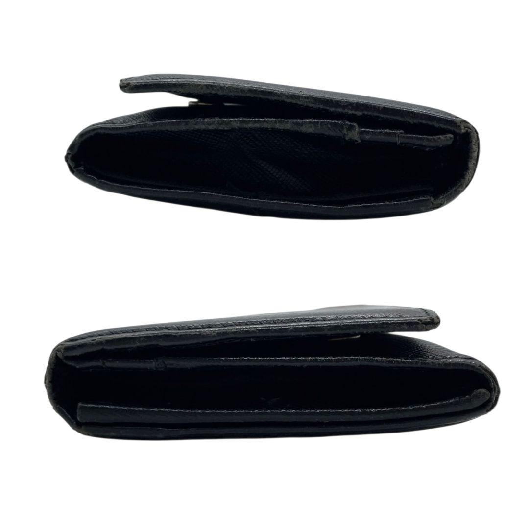 プラダ 長財布 黒 ブラック サフィアーノ レザー 本革 フラップ 三角ロゴプレート シルバー金具 ロゴ 高級感 シンプル 上品 PRADA W1