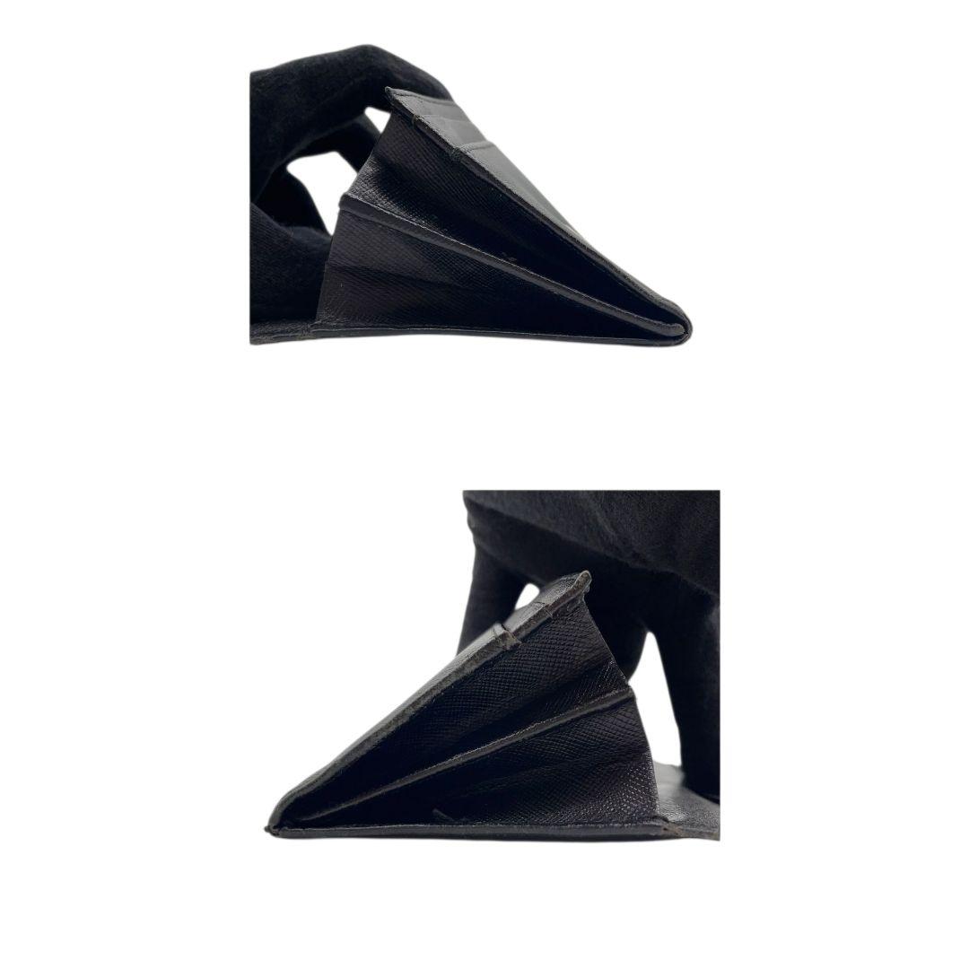 プラダ 長財布 黒 ブラック サフィアーノ レザー 本革 フラップ 三角ロゴプレート シルバー金具 ロゴ 高級感 シンプル 上品 PRADA W1