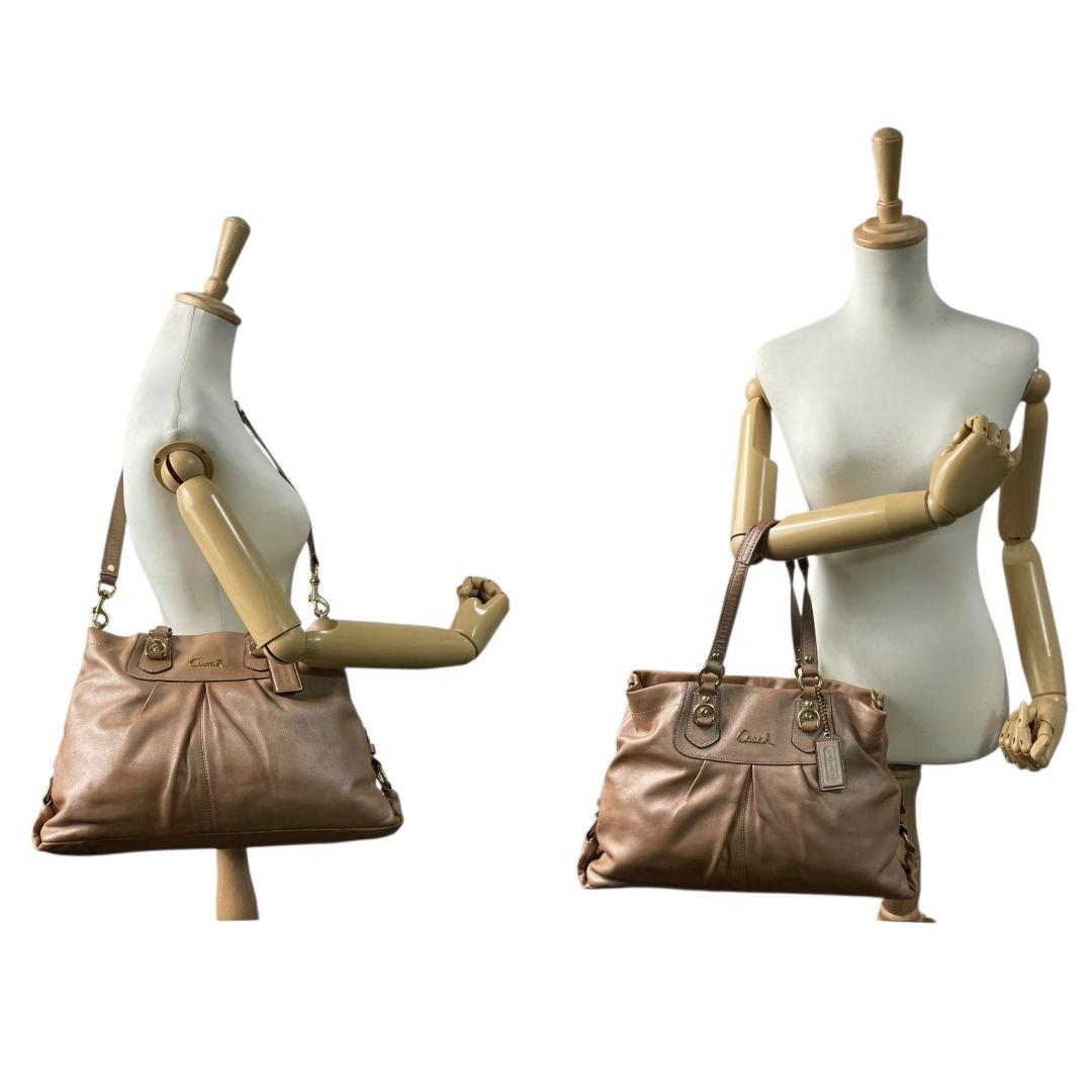 コーチ トートバッグ ベージュ ギャザー レザー 本革 2way ハンドバッグ ショルダーバッグ 斜め掛け可 ワンショルダー ゴールド金具 ロゴタグ チャーム付き COACH F15512